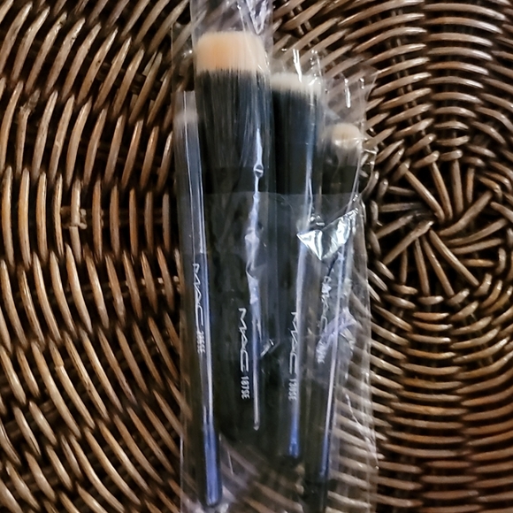 Brushes~makeup~ - Picture 2 of 3